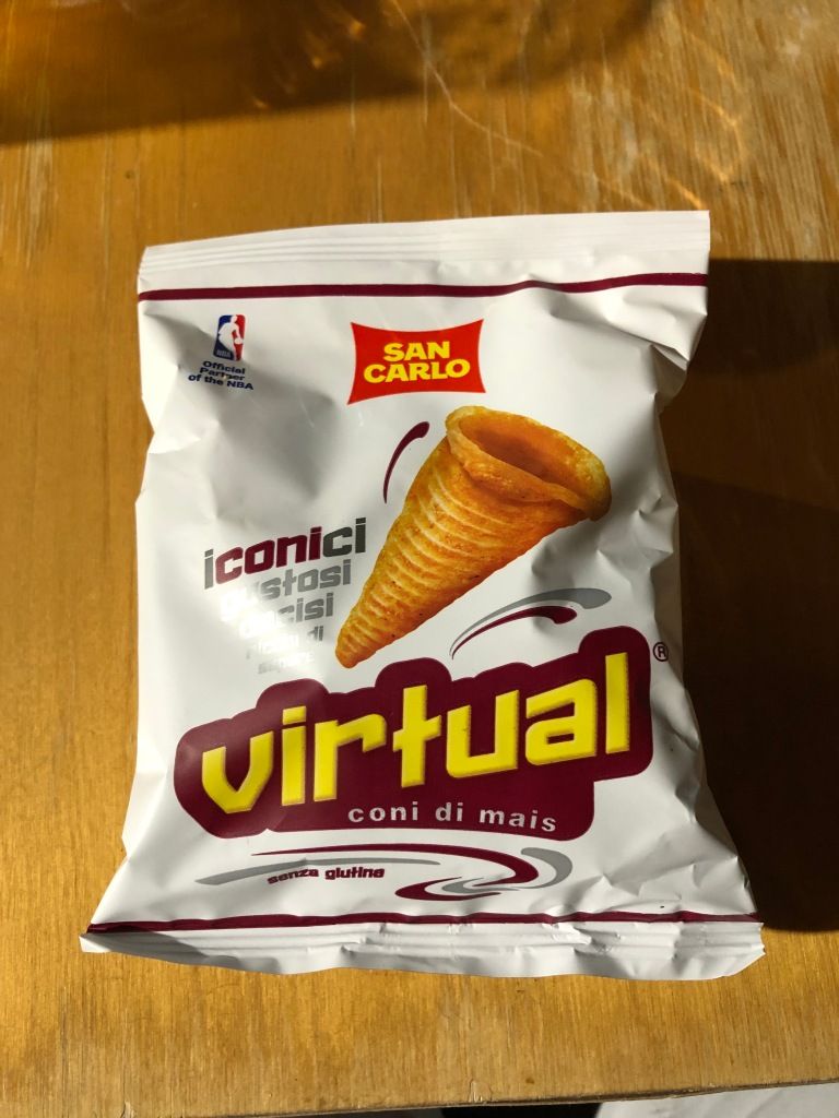 a small bag of horn-shaped corn snacks. the manufacturer of the snacks is San Carlo, and the name of the snacks is "virtual coni di mais."